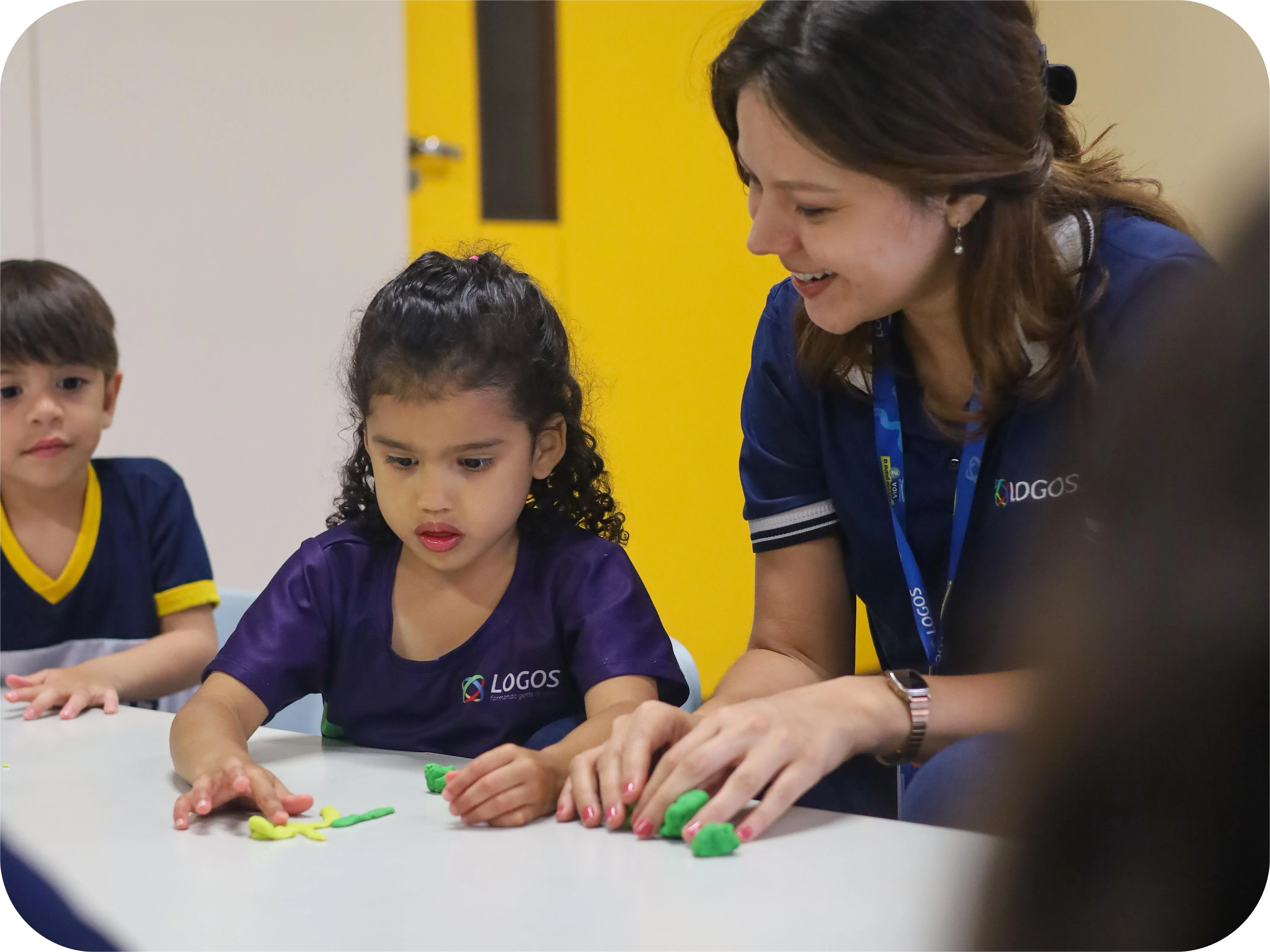 Criança aprendendo em atividade de alfabetização no Centro Educacional Logos