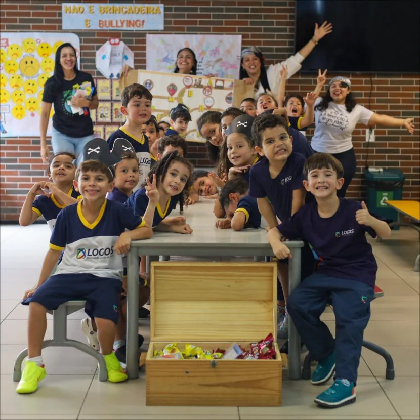 Crianças em atividade recreativa de caça ao tesouro no Centro Educacional Logos