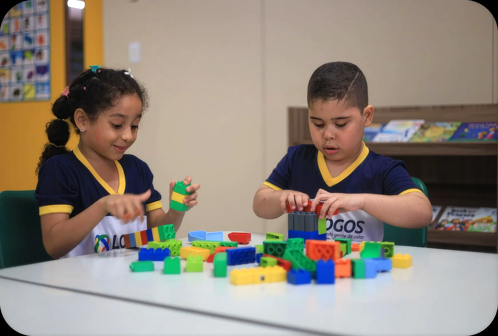 Crianças brincando e aprendendo na Educação Infantil do Centro Educacional Logos